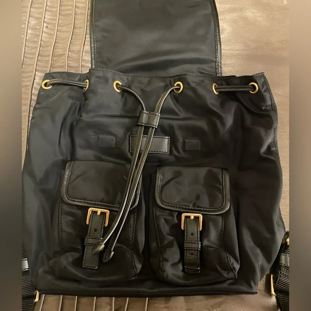 TORY BURCH- EUC Perry Black Nylon Quilted Green Interior Flap Cinched Backpack